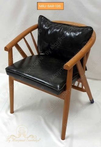 Ahsap Govdeli Siyah Parlak Deri Oturak Yastik Sirt Rahat Kullanisli Sandalye Modelleri ByMarjinal Sandalye MRJ BAR 136