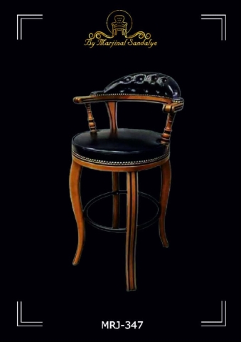 ByMarjinal Sandalye MRJ 347 Klasik Ahsap Ayakli Yuvarlak Siyah Parlak Deri Oturma Yeri ve Sirt Destegi Bar Sandalyeleri Modelleri 724x1024